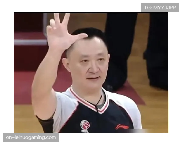 争议判罚:闫军吹罚浙江队防守犯规,回看录像后改判进攻犯规 争议判罚:闫军吹罚浙江队防守犯规,回看录像后改判进攻犯规