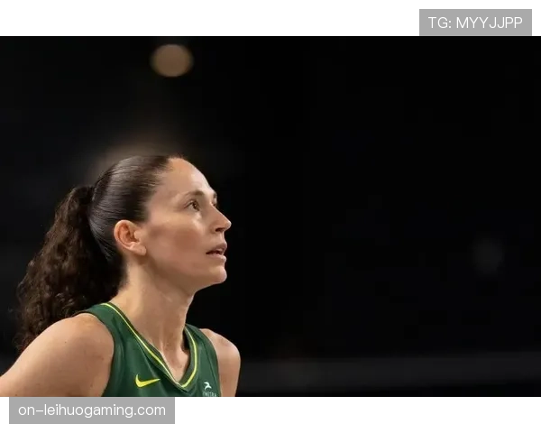 特写镜头:老将苏·伯德在关键助攻后,与年轻队友击掌庆祝 特写镜头:老将苏·伯德在关键助攻后,与年轻队友击掌庆祝